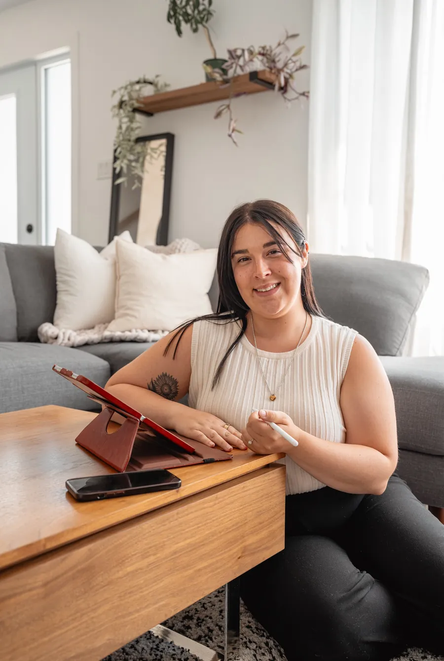 Melody Boudreault qui prépare un dossier sur sa tablette