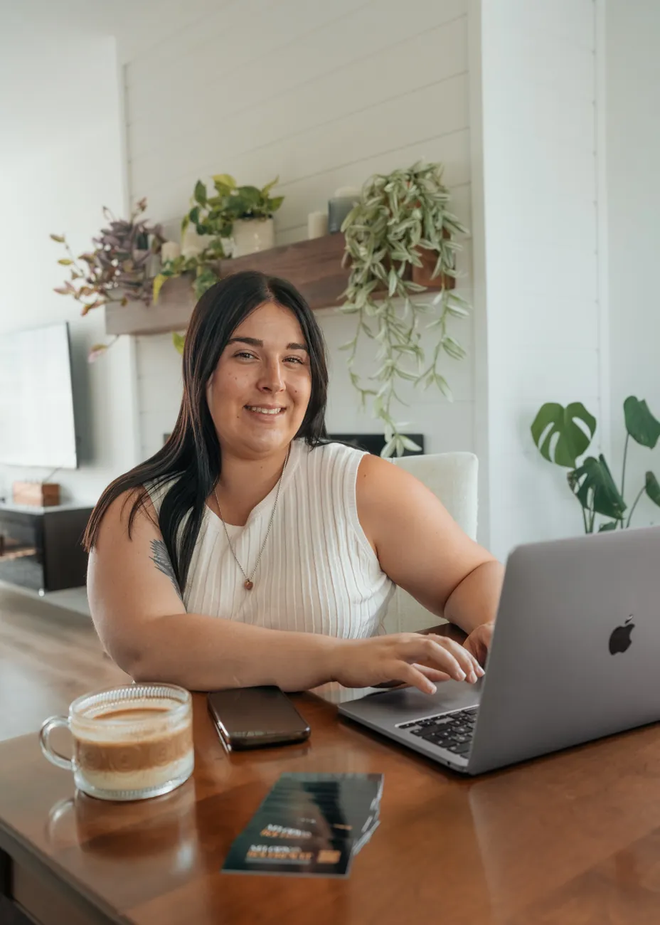 Melody Boudreault à son bureau, souriante