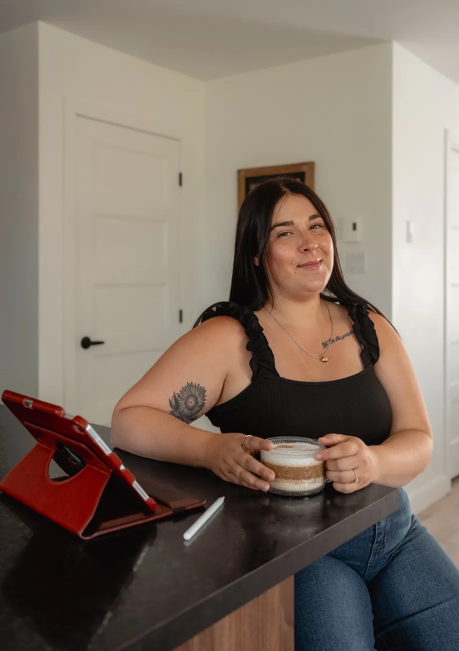 Melody Boudreault, courtière immobilière, dans une cuisine avec sa tablette