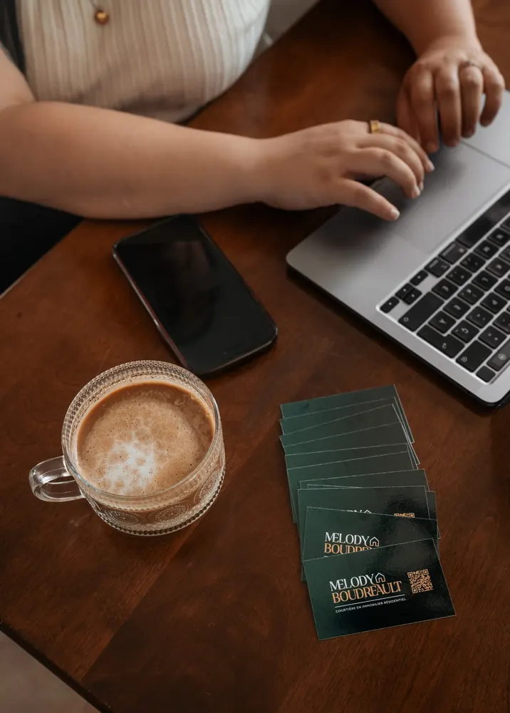 Cartes professionnelles de Melody Boudreault près d'un café