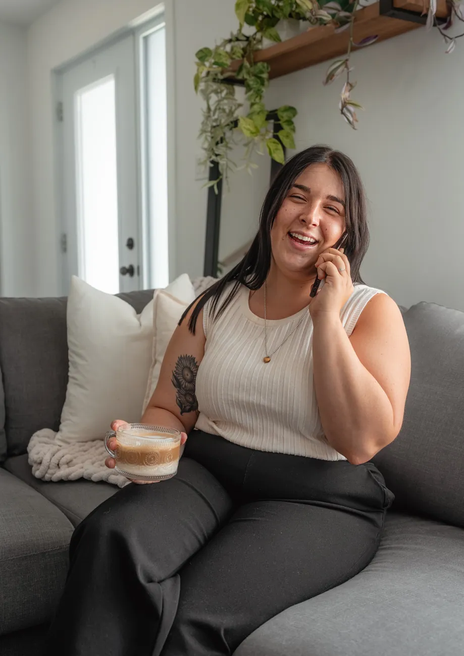 Melody Boudreault au téléphone avec un client